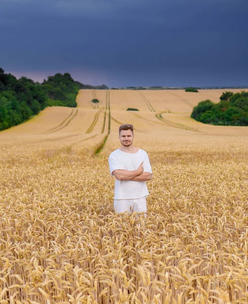 Portrait Young Guy White Clothes Posing Wheat Field Sunset — Stockfoto