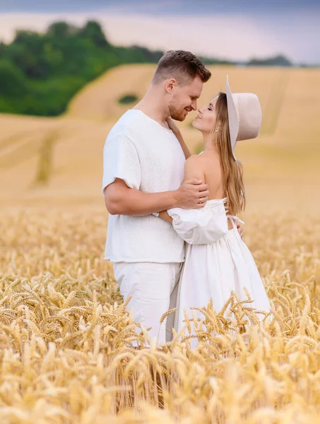 Beautiful Young Caucasian Couple White Clothes Posing Hugging Wheat Field — Fotografia de Stock