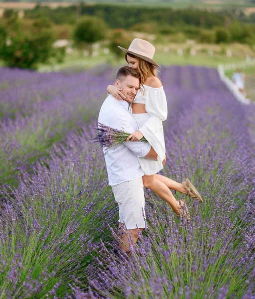 Portrait Beautiful Young Couple Light Summer Clothes Hugging Lavender Field — Φωτογραφία Αρχείου