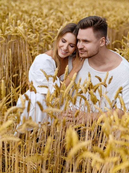 Schönes Junges Kaukasisches Paar Weißen Kleidern Posiert Und Umarmt Weizenfeld — Stockfoto