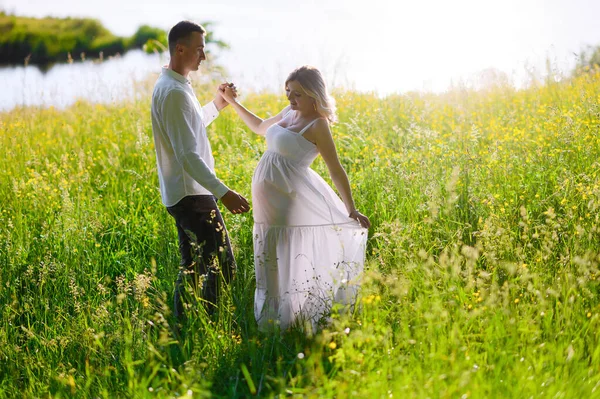 Beautiful Young Pregnant Woman Her Husband Forest Sunset Picnic Sitting — Stockfoto