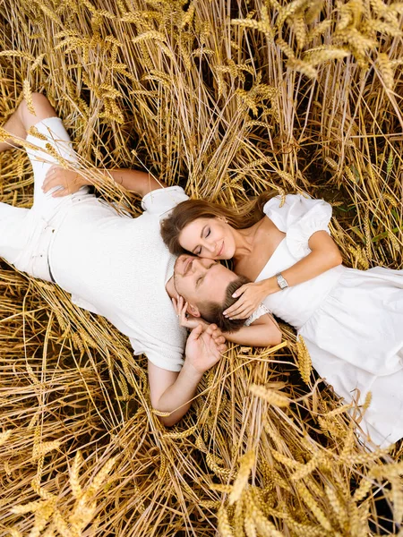 Portrait Beautiful Young Caucasian Couple White Clothes Lying Hugging Wheat — Fotografia de Stock