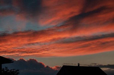 Şehrin üzerinde güzel bir gün batımı