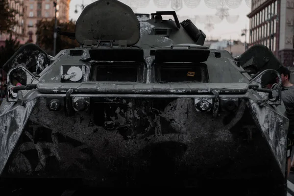 bir arabanın siyah beyaz fotoğrafı.