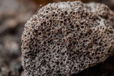 Bir taş parçasına yaklaş.