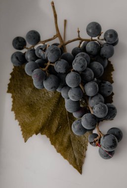 Beyaz arkaplanda üzümler