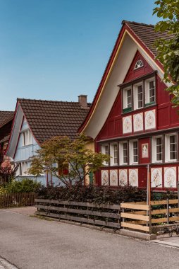 Appenzell İsviçre. - Sekiz. Temmuz 2018 İsviçre 'deki Appenzell Village' da güneşli bir günde renkli evler.