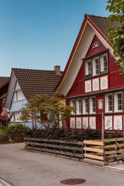 Appenzell İsviçre. - Sekiz. Temmuz 2018 İsviçre 'deki Appenzell Village' da güneşli bir günde renkli evler.