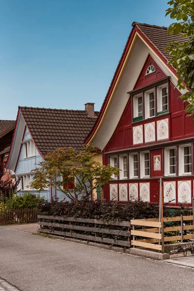 Appenzell İsviçre. - Sekiz. Temmuz 2018 İsviçre 'deki Appenzell Village' da güneşli bir günde renkli evler.