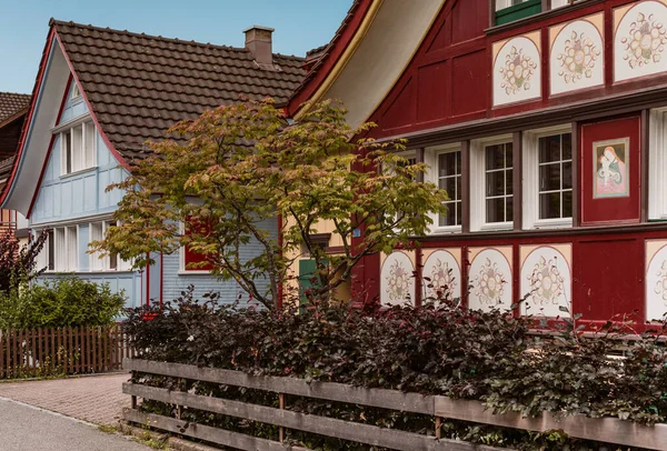 Appenzell İsviçre. - Sekiz. Temmuz 2018 İsviçre 'deki Appenzell Village' da güneşli bir günde renkli evler.