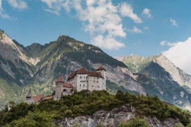 Balzers, Lihtenştayn 9. Temmuz 2018 'de Burg Gutenberg' in Balzers Lihtenştayn dağlarındaki bir tepenin panoramik manzarası