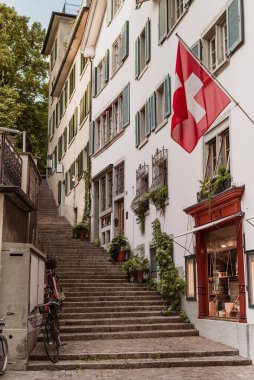 Zrich, İsviçre - 5 Temmuz 2018: Lindenhof 'a giden küçük merdiven, İsviçre' nin Zürih üzerinde avantajlı nokta
