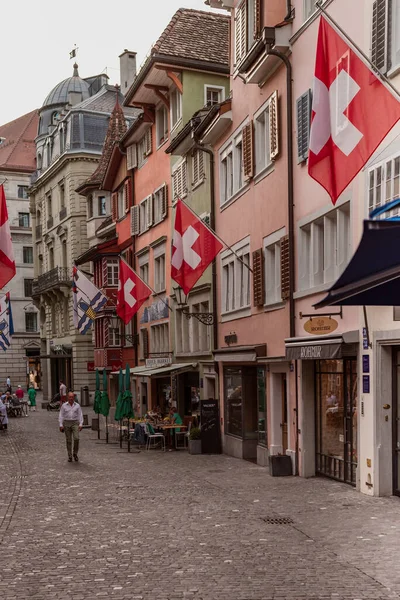 Zürih İsviçre. - Beş. Nisan 2018, Eski şehir sokakları ve mimarisi, bir sürü İsviçre bayrağı ve dükkan pencereli dükkanlar.