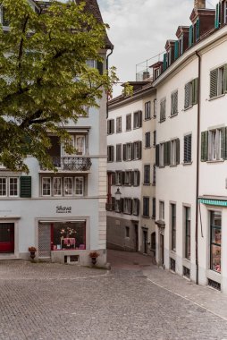 Zürih İsviçre. - Beş. Temmuz 2018 'de St. Peter Hofstatt Meydanı' nın Zürih 'teki St. Peter Kilisesi önünde binalar, ticari mülkler.