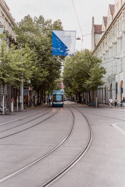 Zürih İsviçre. - Beş. Temmuz 2018 11 Rehalp tramvayı ile Zürih şehir merkezindeki Bahnhofstrasse Caddesi 'nde koşan tramvay