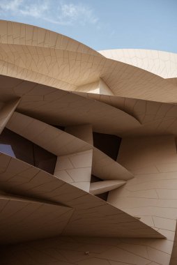 Doha Katar. On yedi. Nisan 2019 Katar Ulusal Müzesi, Fransız mimar Jean Nouvel tarafından tasarlandı. Tasarım çöl güllerinden esinlenilmiştir. Körfez bölgesinde doğal olarak oluşan çiçek benzeri oluşumlar..
