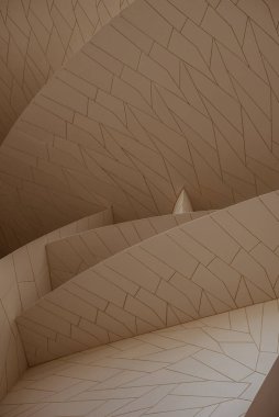 Doha Katar. On yedi. Nisan 2019 Katar Ulusal Müzesi, Fransız mimar Jean Nouvel tarafından tasarlandı. Tasarım çöl güllerinden esinlenilmiştir. Körfez bölgesinde doğal olarak oluşan çiçek benzeri oluşumlar..