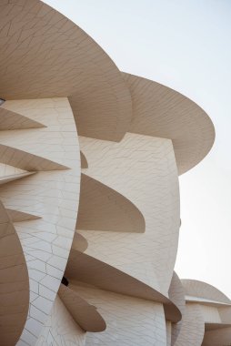 Doha Katar. On yedi. Nisan 2019 Katar Ulusal Müzesi, Fransız mimar Jean Nouvel tarafından tasarlandı. Tasarım çöl güllerinden esinlenilmiştir. Körfez bölgesinde doğal olarak oluşan çiçek benzeri oluşumlar..