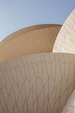 Doha Katar. On yedi. Nisan 2019 Katar Ulusal Müzesi, Fransız mimar Jean Nouvel tarafından tasarlandı. Tasarım çöl güllerinden esinlenilmiştir. Körfez bölgesinde doğal olarak oluşan çiçek benzeri oluşumlar..
