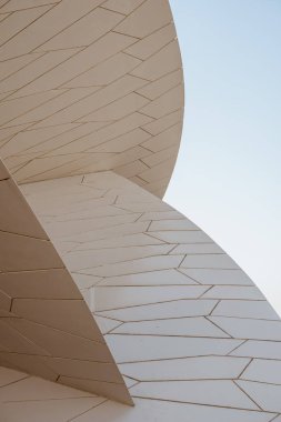 Doha Katar. On yedi. Nisan 2019 Katar Ulusal Müzesi, Fransız mimar Jean Nouvel tarafından tasarlandı. Tasarım çöl güllerinden esinlenilmiştir. Körfez bölgesinde doğal olarak oluşan çiçek benzeri oluşumlar..