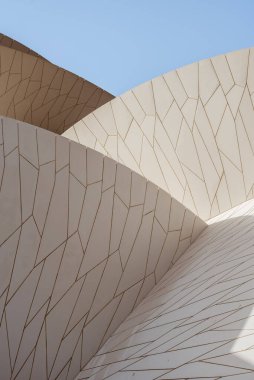 Doha Katar. On yedi. Nisan 2019 Katar Ulusal Müzesi, Fransız mimar Jean Nouvel tarafından tasarlandı. Tasarım çöl güllerinden esinlenilmiştir. Körfez bölgesinde doğal olarak oluşan çiçek benzeri oluşumlar..