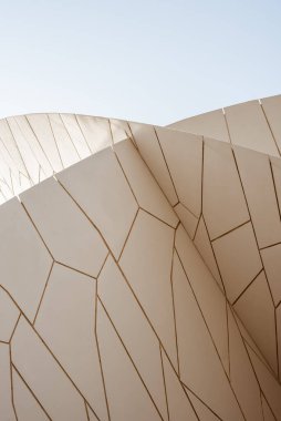 Doha Katar. On yedi. Nisan 2019 Katar Ulusal Müzesi, Fransız mimar Jean Nouvel tarafından tasarlandı. Tasarım çöl güllerinden esinlenilmiştir. Körfez bölgesinde doğal olarak oluşan çiçek benzeri oluşumlar..