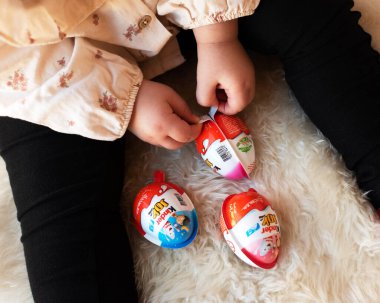 Kahire Mısırı. 22 yaşında. Nisan 2022 Küçük kız çikolatalı Kinder Sürpriz Yumurtası tutuyor. Çocuk için lezzetli çikolata hediyesi. Tatlıya düşkünüm.