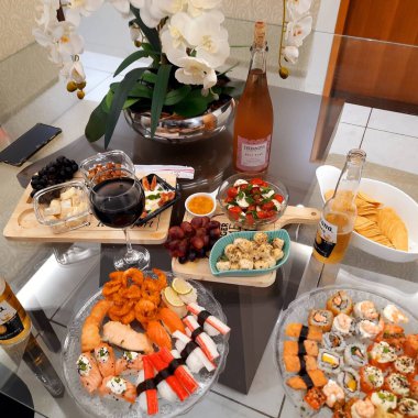 Restoranda çeşitli yemekler var.