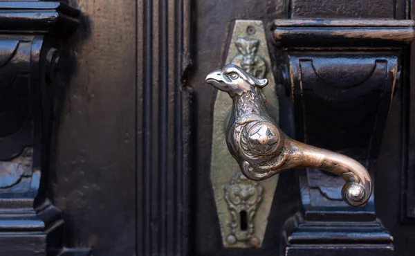 Старая Дверная Ручка Старая Закрытая Деревянная Дверь Ручкой Птицы — стоковое фото