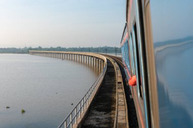 Pasak Chonlasit Barajı 'ndan geçen trenin manzarası. Lopburi, Tayland 'da tarım için rezervuar