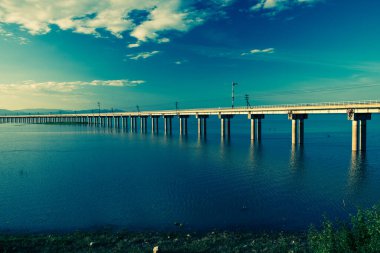 Pasak Chonlasit Barajı 'ndan geçen trenin manzarası. Lopburi, Tayland 'da tarım için rezervuar