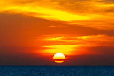 Andaman Denizi 'nde gün batımından alacakaranlığa kadar. Sabah gün doğumu.