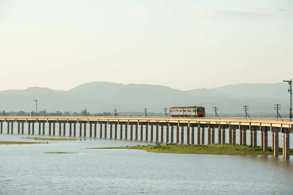 Landschaft Ansicht Des Zuges Über Den Pasak Chonlasit Damm Reservoir — Stockfoto