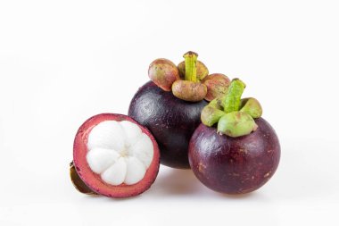 Mangosteens meyveler kraliçesi, beyaz arka planda mangosteen