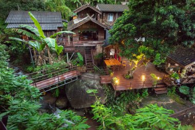 Maekampong Manzarası, Ban Mae Kampong köyü Tayland 'ın Chiang Mai kentindeki tepelik alanla çevrilidir.