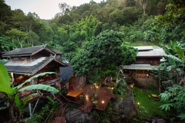 Maekampong Manzarası, Ban Mae Kampong köyü Tayland 'ın Chiang Mai kentindeki tepelik alanla çevrilidir.