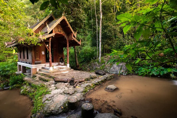 Küçük ahşap kilise Tay tarzında tarafından şelale ve evergreen foreste Maekampong Köyü Chiang Mai, Tayland Mae Kampong kantrapruksa tapınakta surround