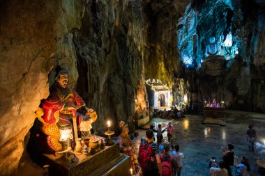 Mermer dağ mağarası: Vietnam 'ın Da Nang şehrindeki Huyen Khong mağarasında Budist tapınağı. Da Nang Orta Vietnam 'ın en büyük şehridir..