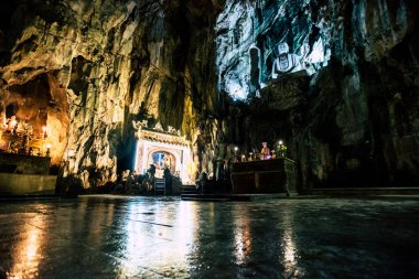 Mermer dağ mağarası: Vietnam 'ın Da Nang şehrindeki Huyen Khong mağarasında Budist tapınağı. Da Nang Orta Vietnam 'ın en büyük şehridir..