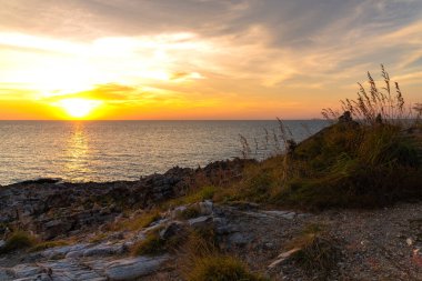 Denizde gün batımı, dağlar, günbatımı su ufku manzarası..