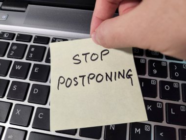 A sticky note with the words 