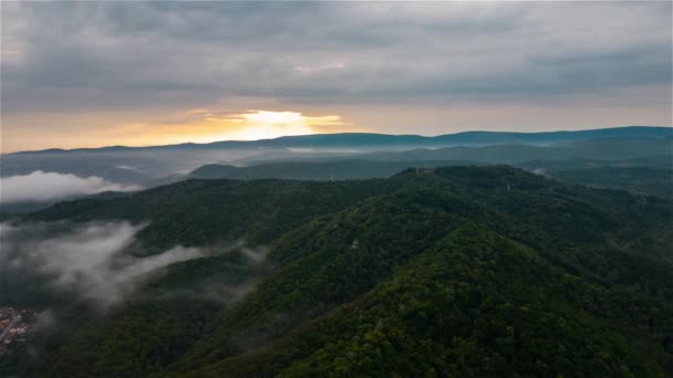 Воздушное Время Тумана Над Холмами После Дождя — стоковое видео