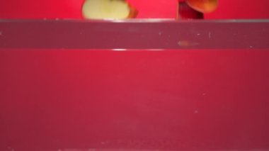 Fas 'ta çekilen dört dilim elma suya düşer..