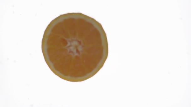 Сцена Половина Спелого Апельсина Падает Воду Время Вращения Снятая Марокко — стоковое видео
