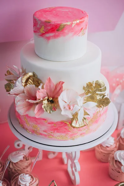 Three Tier Wedding Cake Stands Stand Korzhi Biscuit Cake Decorated — Stok fotoğraf