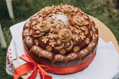 Düğün ekmeği - ekmek (kek). Düğün ekmeği. Bir somun çiçek, ahır ve hamurdan kulaklarla süslenir. Düğün için. Gelin ve damat. Ukrayna geleneği. Düğünde yiyecek ve içecek. Tatiller