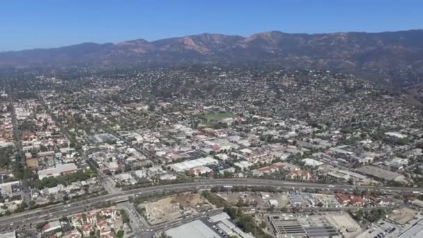 サンタバーバラの市街地や太平洋からの海岸線の空撮 — ストック動画