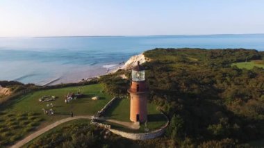 Martha 's Vineyard, Aquinnah' daki Gayhead Deniz Feneri 'nin hava görüntüleri.