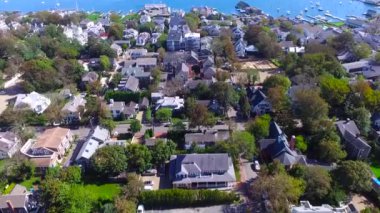 Edgartown 'ın Martha' s Vineyard, Massachusetts 'teki hava görüntüsü güneşli bir günde Chappaquiddick Adası manzaralı.