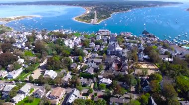 Edgartown 'ın Martha' s Vineyard, Massachusetts 'teki hava görüntüsü güneşli bir günde Chappaquiddick Adası manzaralı.